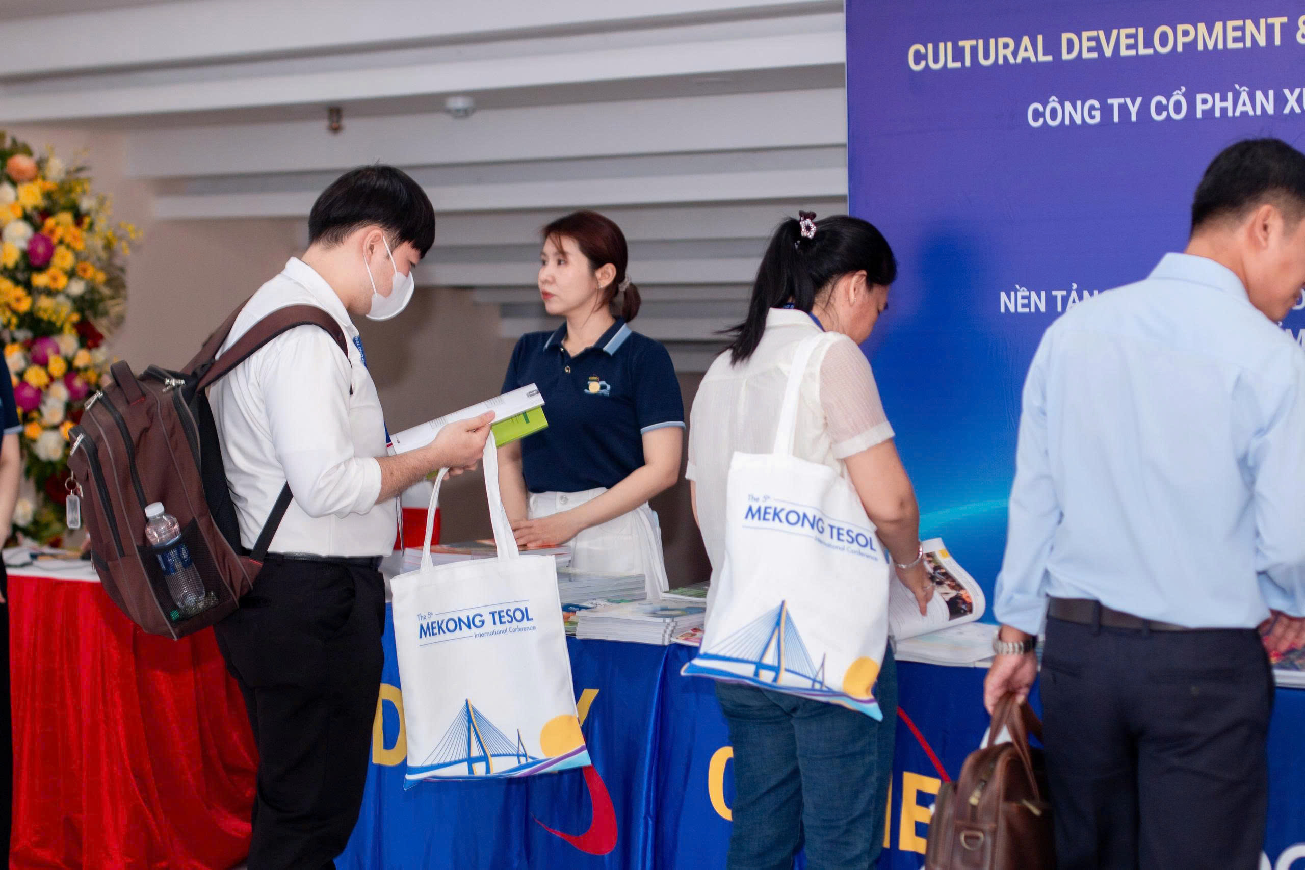 Đại biểu đăng ký và tham quan gian hàng triển lãm học liệu của CDIMEX tại Mekong TESOL 2026