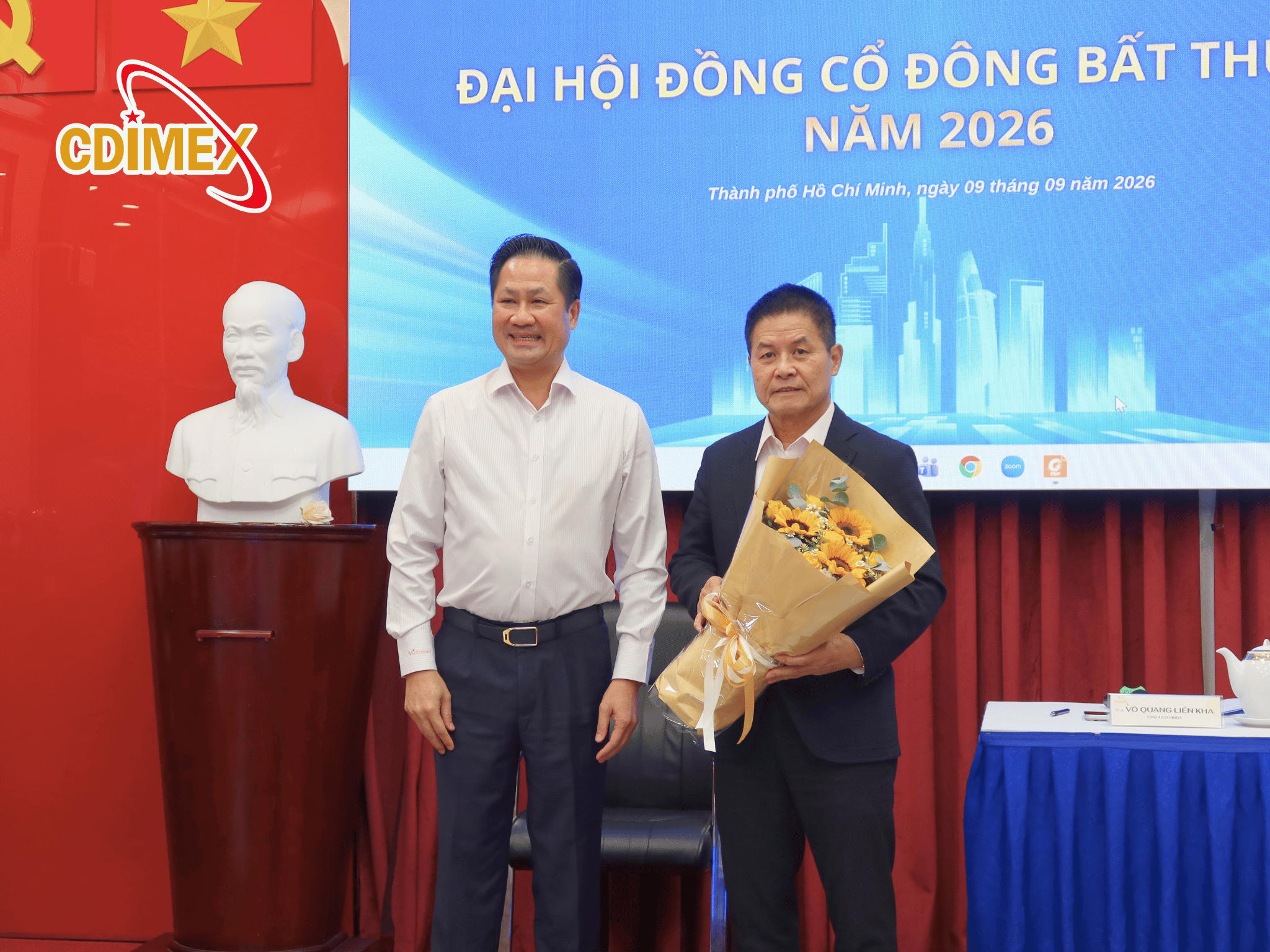 Nghi thức trao hoa chúc mừng Tân Chủ tịch HĐQT