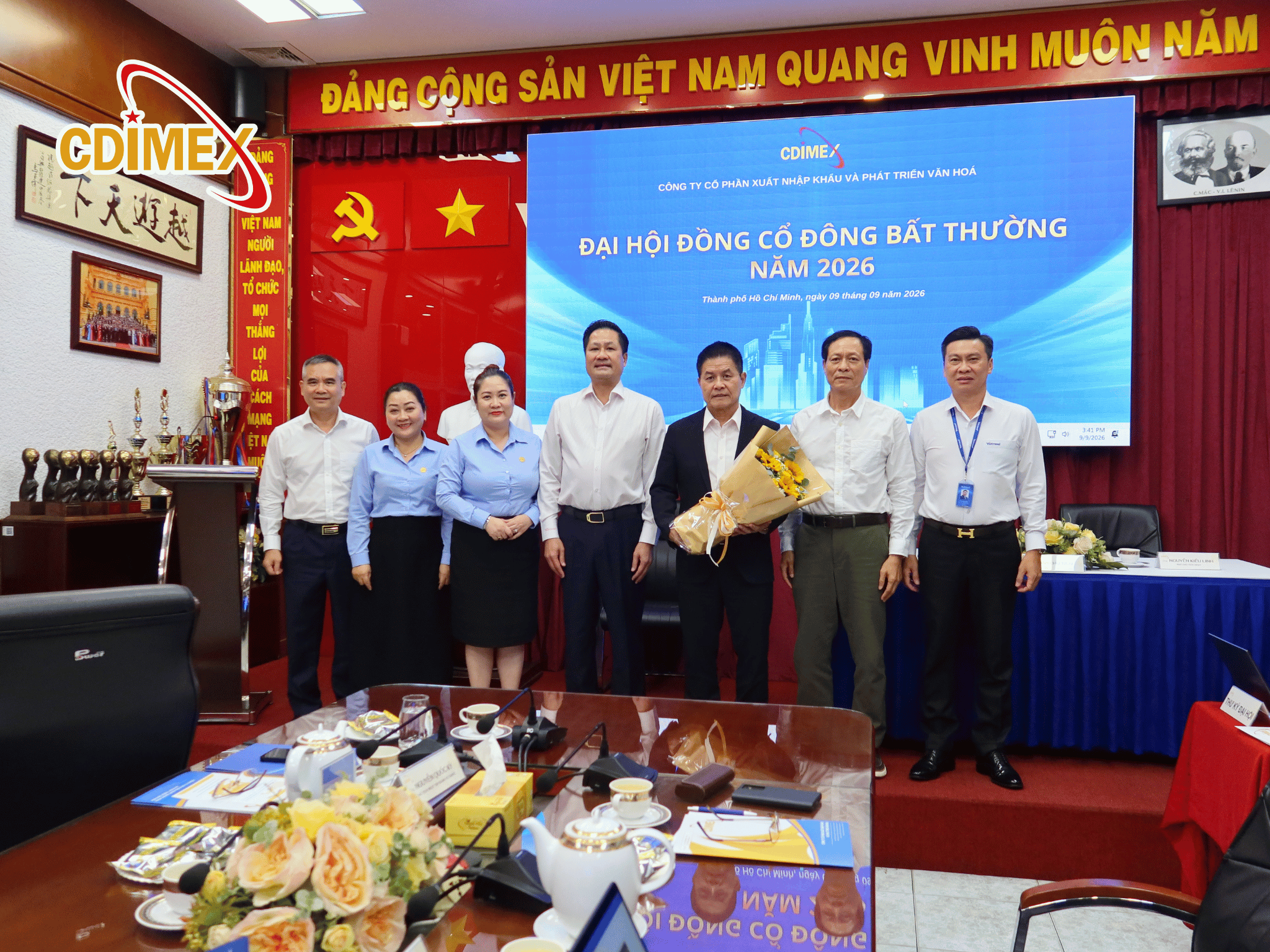 Nghi thức trao hoa chúc mừng Tân Chủ tịch HĐQT