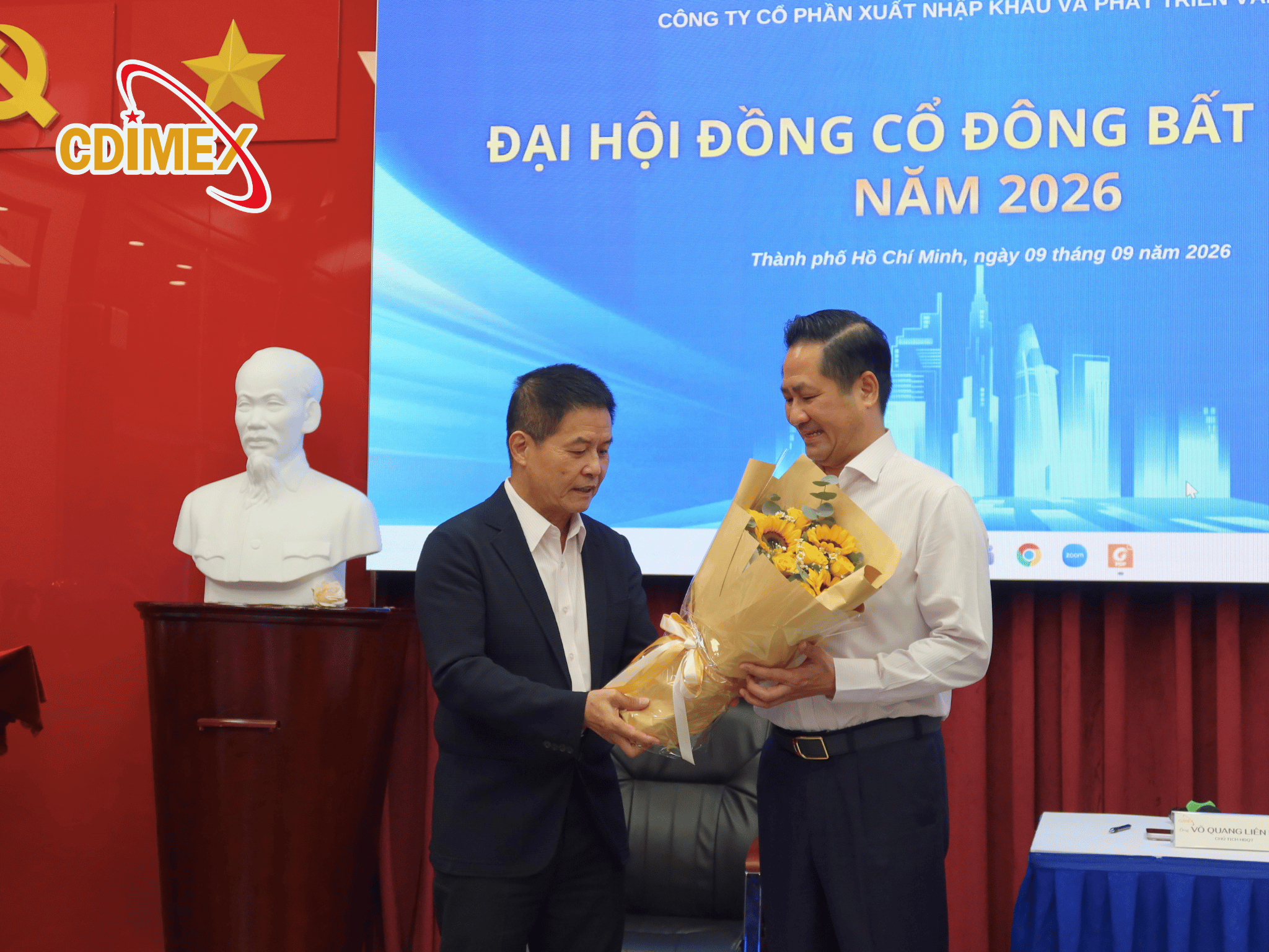 Lễ trao tặng hoa và quà tri ân