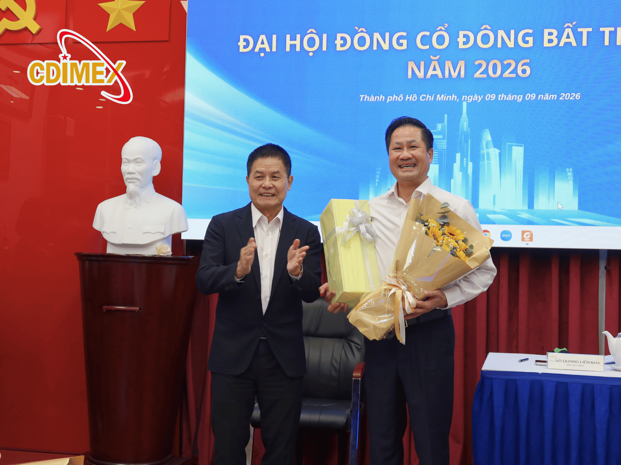 Lễ trao tặng hoa và quà tri ân