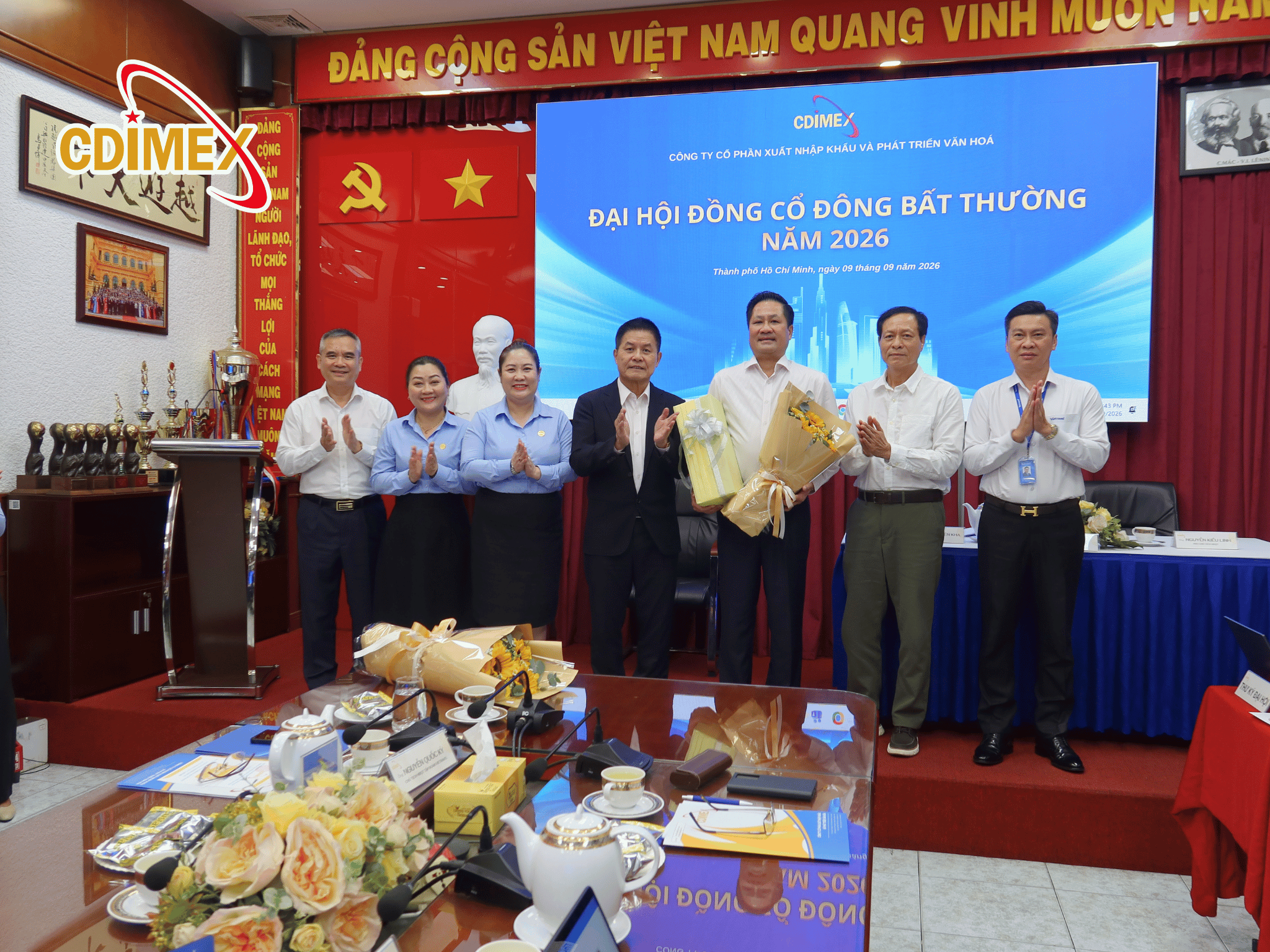 Lễ trao tặng hoa và quà tri ân