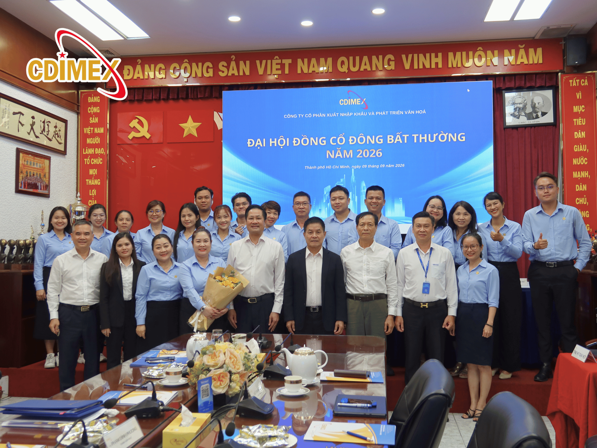 Ban Lãnh đạo cùng toàn thể Đại biểu chụp hình lưu niệm