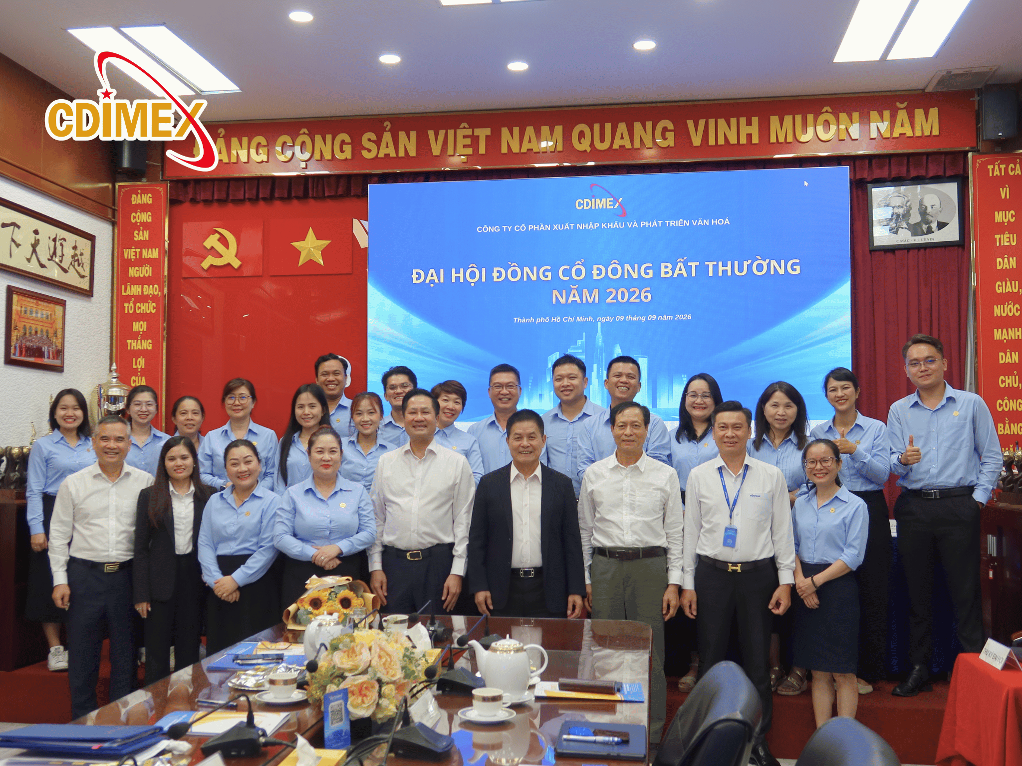 Ban Lãnh đạo cùng toàn thể Đại biểu chụp hình lưu niệm