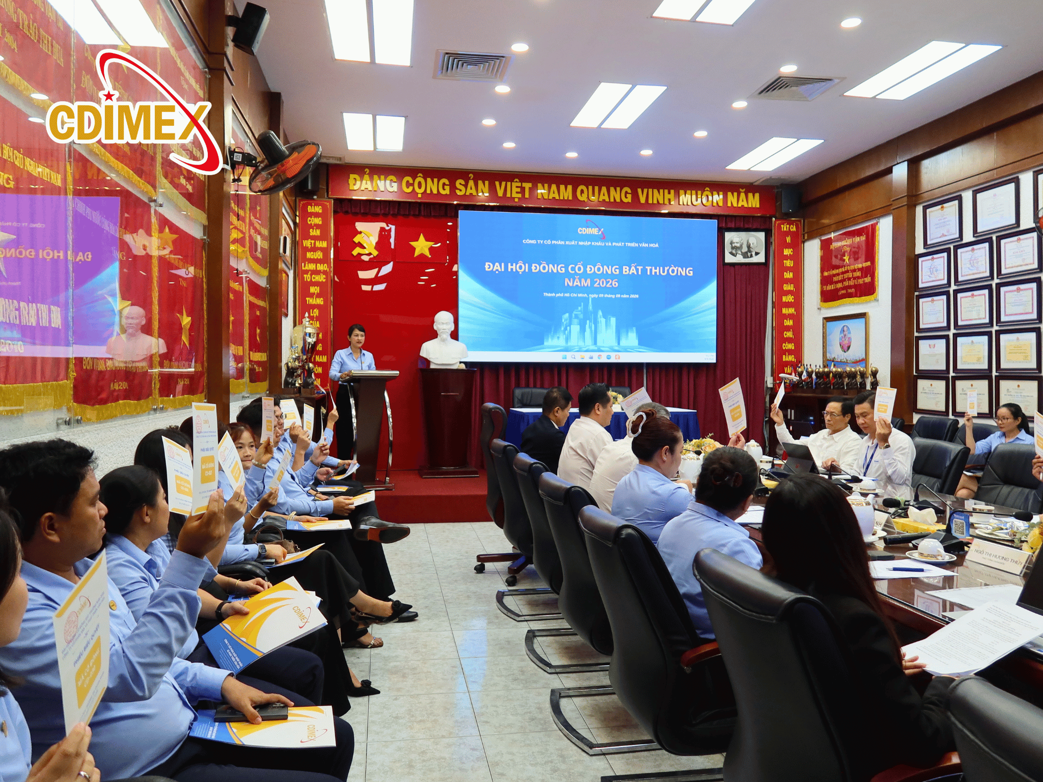 Cổ đông thực hiện quyền biểu quyết bằng thẻ biểu quyết