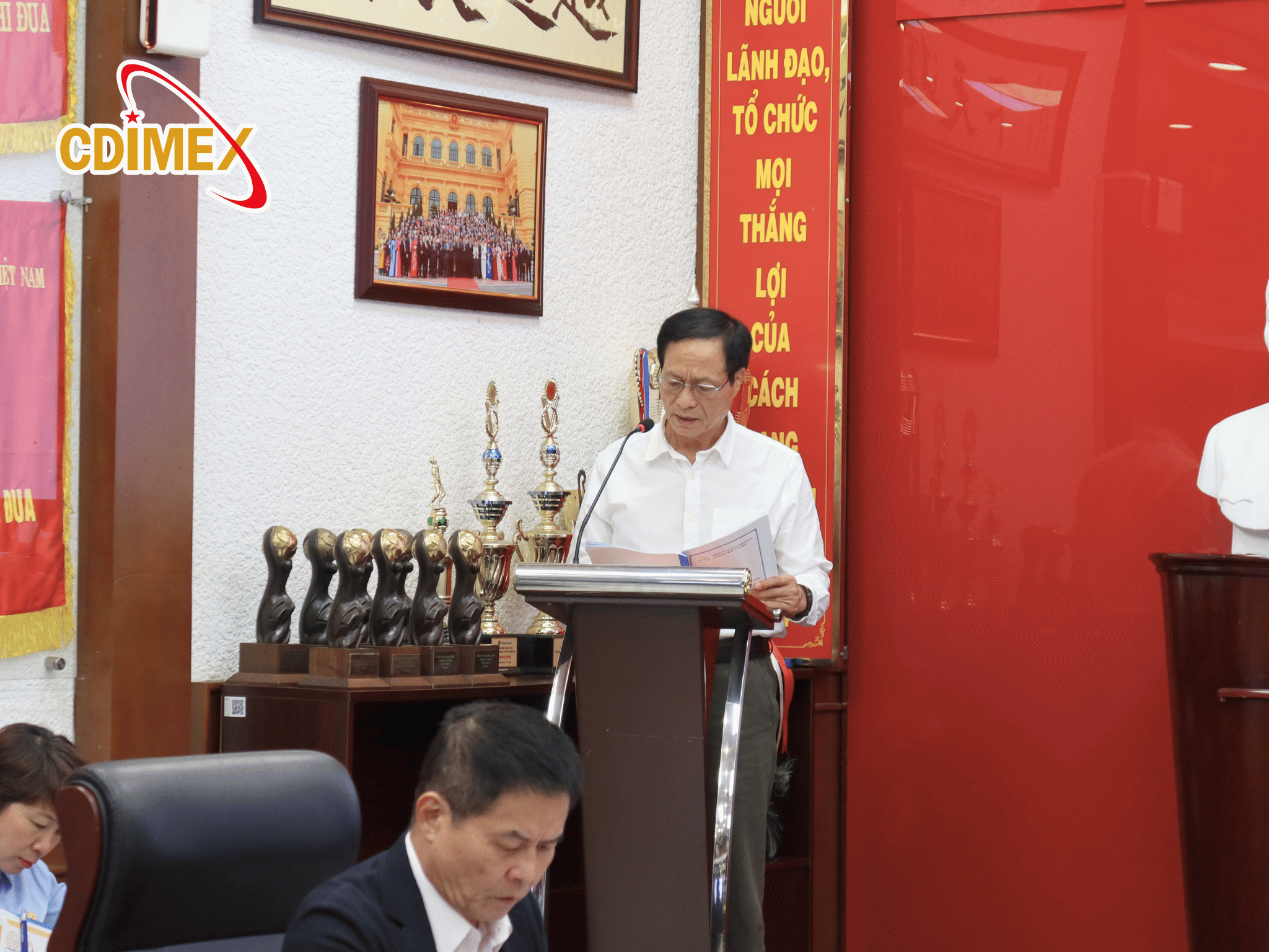 Ông Nguyễn Kiều Linh – Phó Chủ tịch HĐQT trình bày Tờ trình