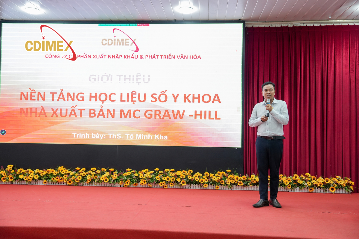 Đại diện CDIMEX trình bày báo cáo chuyên đề về hệ sinh thái học liệu số y khoa McGraw Hill
